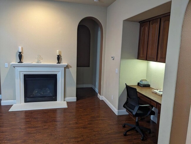 Building Photo - Clean 2000 sqft. 3 Bedroom 2 Bathroom Anatolia Home for Lease.