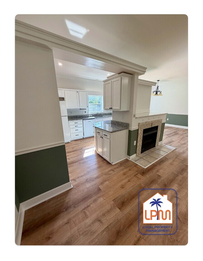 Building Photo - Spacious 3-Bed Retreat with Granite Kitchen & Cozy Fireplace
