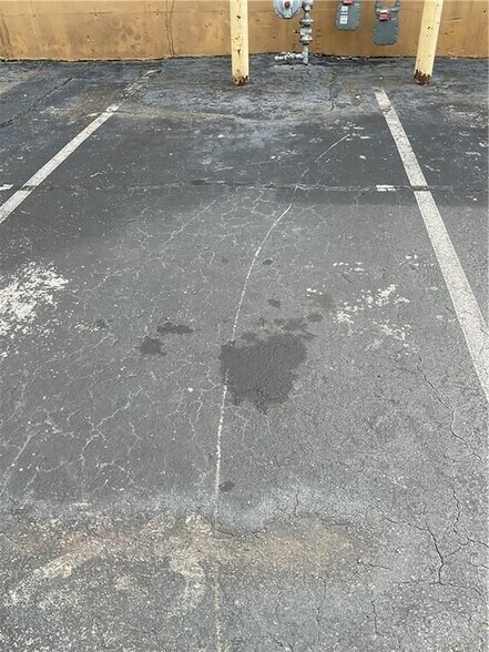 Building Photo - 881 Memorial Dr SE