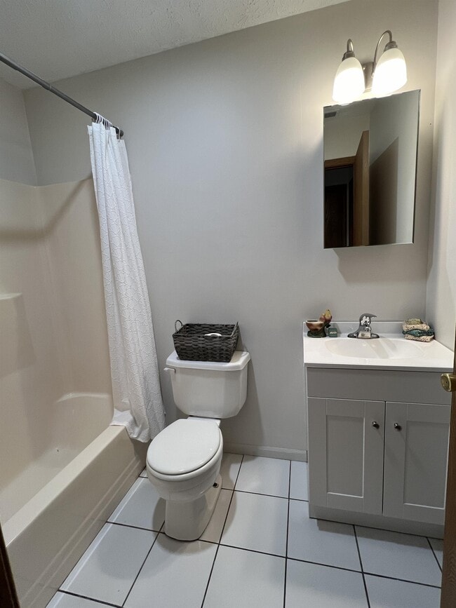 Building Photo - 714 N Forest Ave