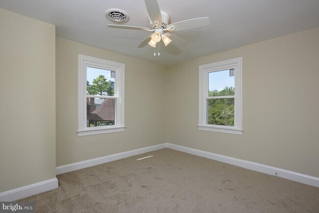 Building Photo - 611 Hilltop Rd