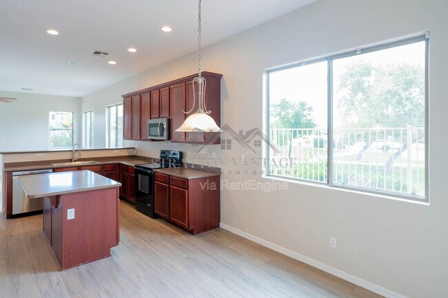 Building Photo - 2425 E Redwood Ct