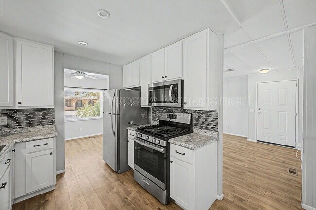 Building Photo - 462 S 80th Pl