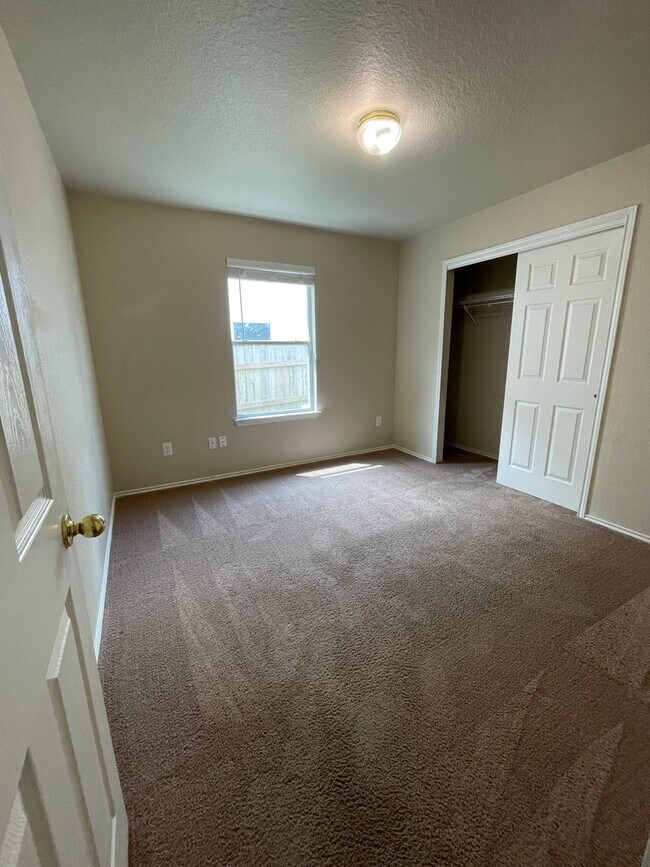 Building Photo - NEW ON MARKET