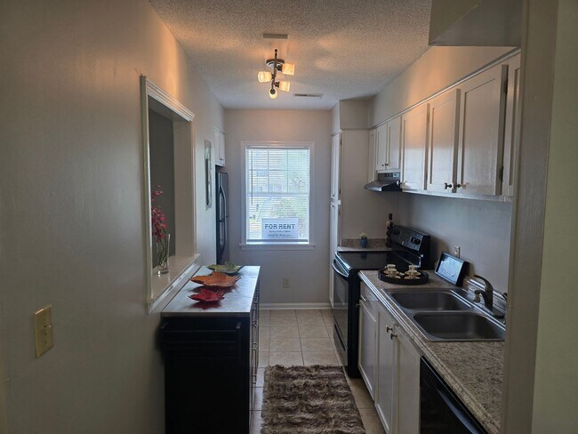 Building Photo - Convenient 2BR/2.5BA Condo in Chapel Hill