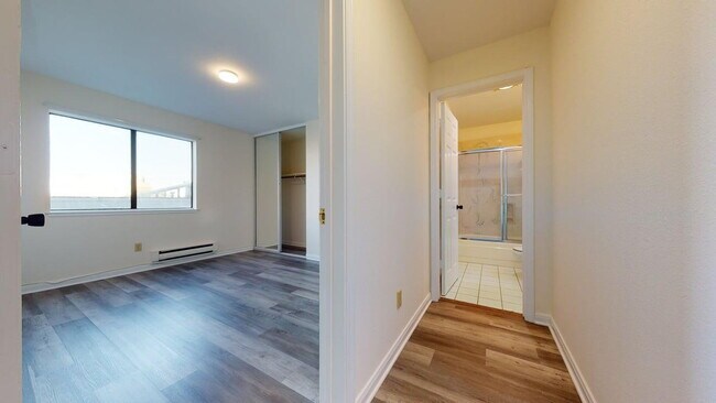 Building Photo - Charming 2BD/1BA Apartment in Prime Neighborhood with Parking