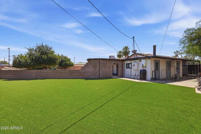 Building Photo - 1202 W Amelia Ave