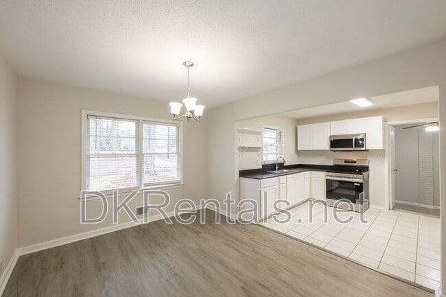 Building Photo - 2058 River Rd