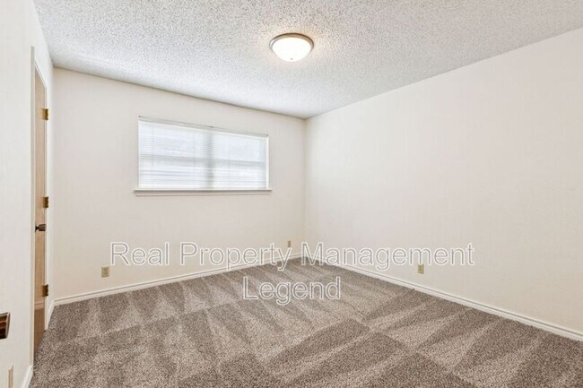 Building Photo - 2016 Willowbrook Way