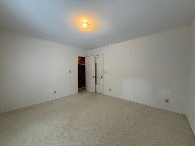 Building Photo - 2711 Reynolda Rd