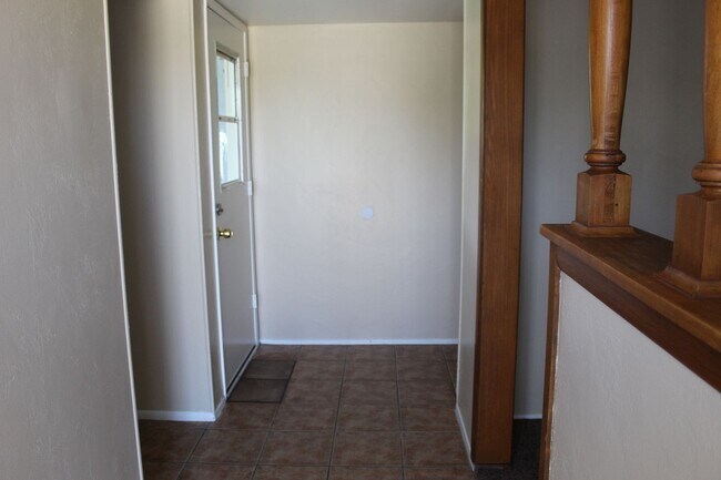 Building Photo - Cute Home in Bakersfield