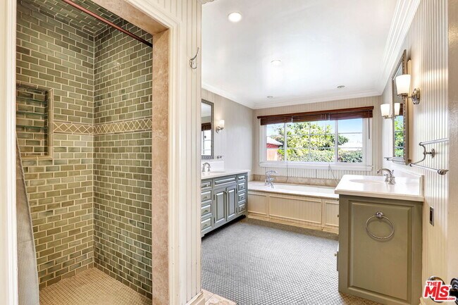 Building Photo - 744 N Sierra Bonita Ave