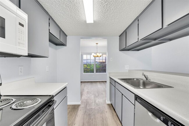 Building Photo - 8560 Park Ln