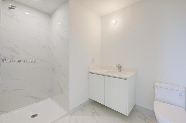 Building Photo - 700 NE 24th St