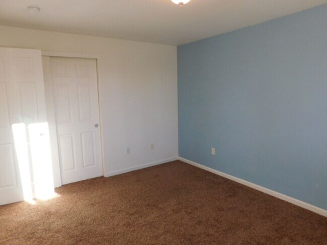 Building Photo - 3Bd/2.5Ba Two-story house- Available to View!