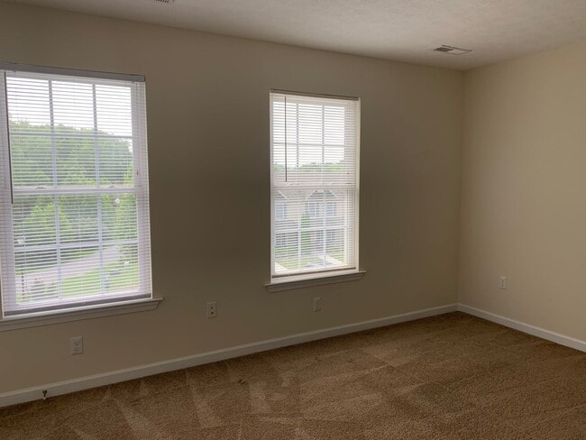 Building Photo - Three Level Townhome off Wards Road