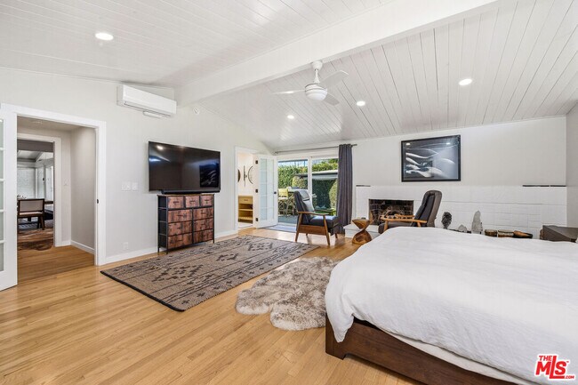 Building Photo - 22428 Victory Blvd