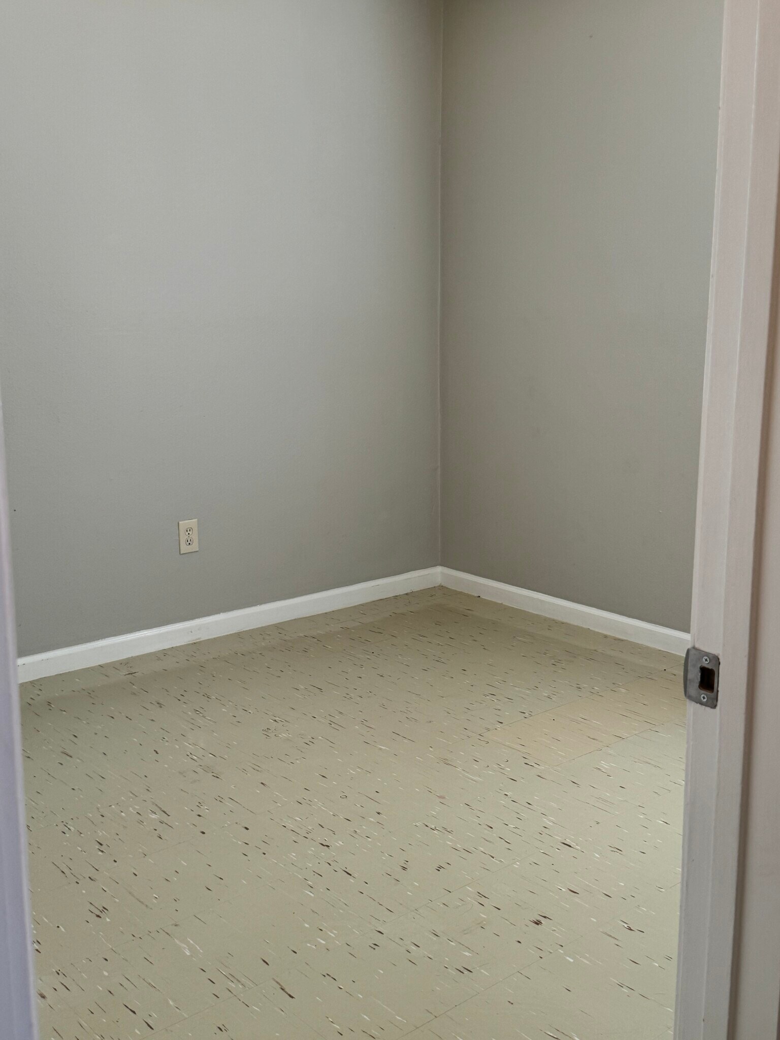 Building Photo - 2407 Rose Dr