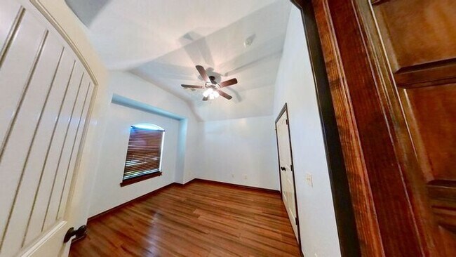 Building Photo - Yukon 4 Bed