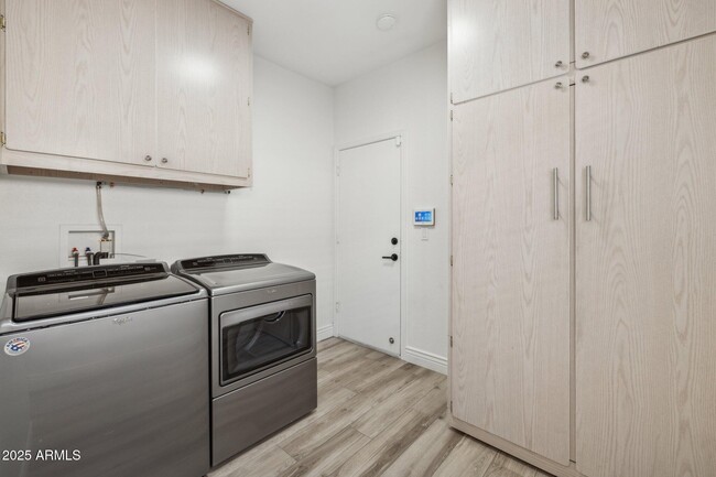 Building Photo - 3027 N 83rd Pl