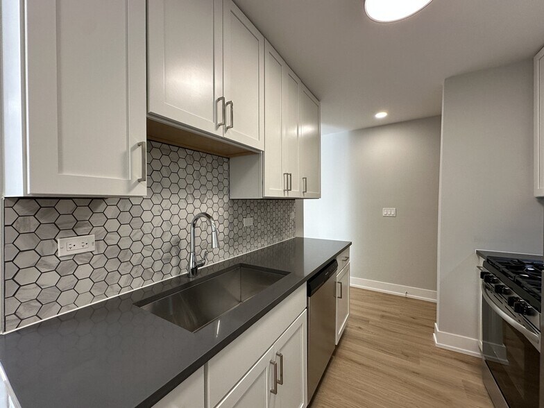 Building Photo - 535 W Aldine Ave