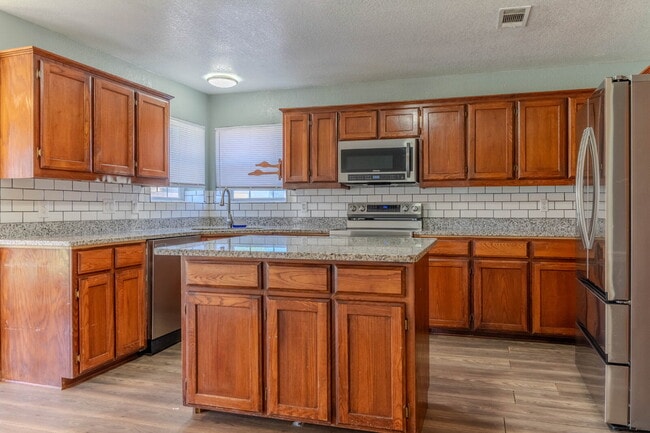 Building Photo - "Charming and Spacious 1,575 Sq Ft Home with 3-Bedroom Retreat with 2 Full Baths!"