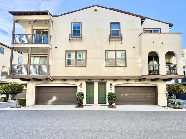 Building Photo - Newer Built Townhome with Solar in Gated Community! Pet-Friendly!