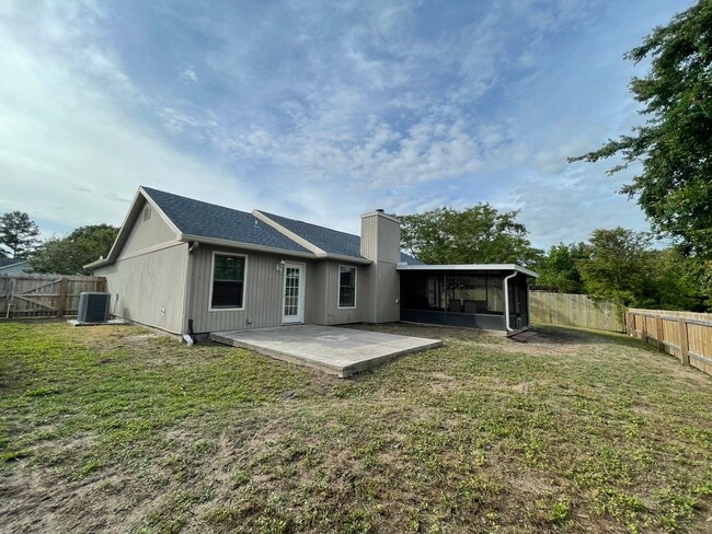 Building Photo - 215 Chestnut Ct