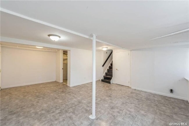 Building Photo - 32 Grove St