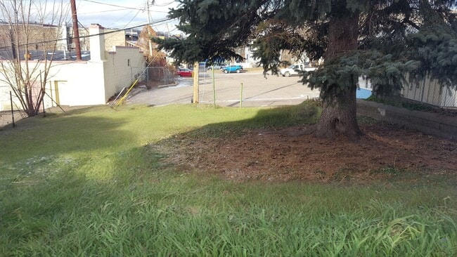 Building Photo - Large 3bd/1.5 bath Single Family Home Minu...