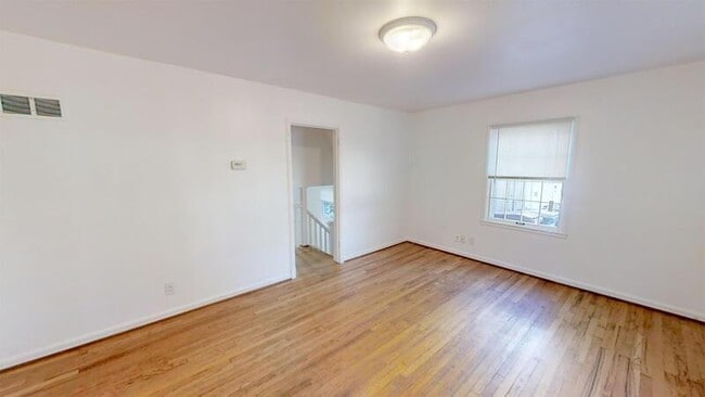 Building Photo - 910 Sylvan Ave