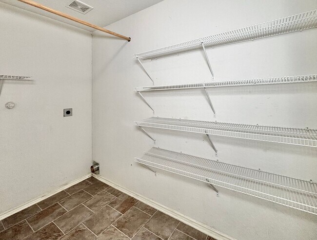 Building Photo - Beautiful 4 Bedroom Home in Inwood Place!