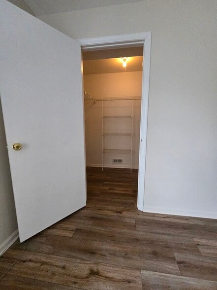 Walk-In Closet - 6 Canterbury Ct