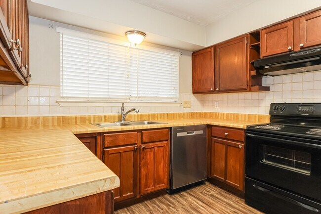 Building Photo - 20327 Bridgedale Ln