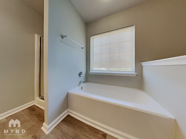 Building Photo - 1910 Sunset Village Dr