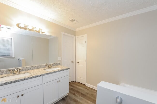 Building Photo - 4971 Shallow Ridge Ct NE
