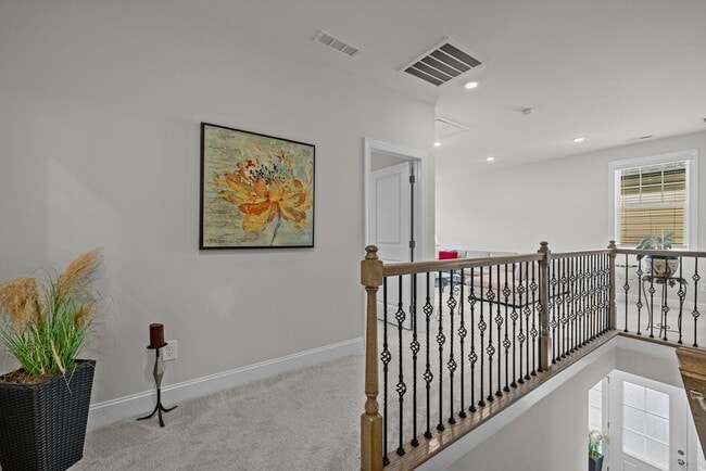 Building Photo - Like new townhome in Wykoff!