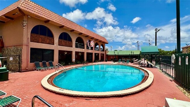 Building Photo - 670 Tennis Club Dr