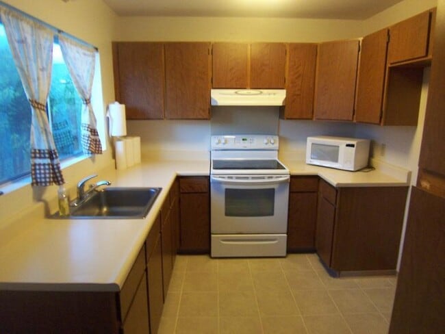 Building Photo - Mililani Parkway 2 Bedroom 1 Bath with 2 P...