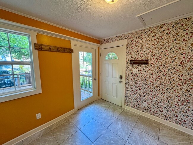 Building Photo - Historic Shiloh - One Level, Three Bedroom...