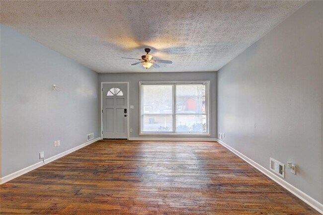 Building Photo - 667 Tara Cir SE