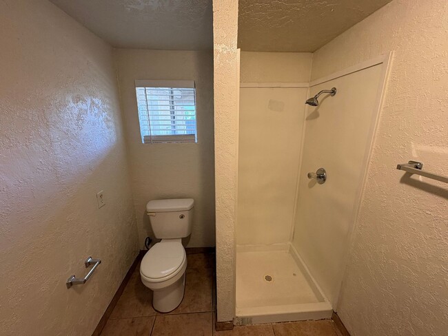 Building Photo - Charming NW Visalia Home Available Now!
