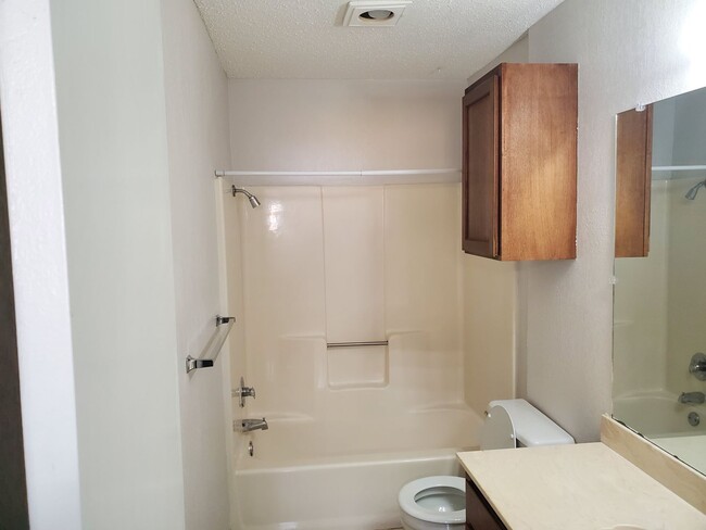 Building Photo - AVAILABLE NOW!!! Cozy 2 bedroom, 2 bath ha...