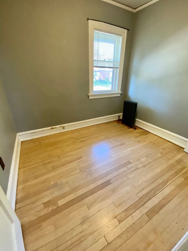 Building Photo - 2016-2018 E 6th Street