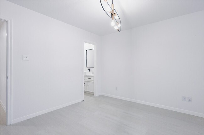 Building Photo - 17527 Sandy Cliffs Dr