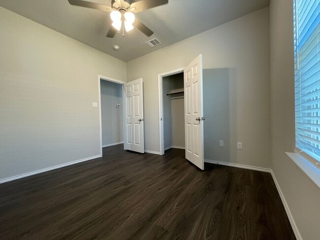 Building Photo - TOWNHOME FOR RENT