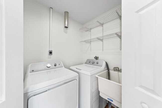 Building Photo - 709 Morgan Ave