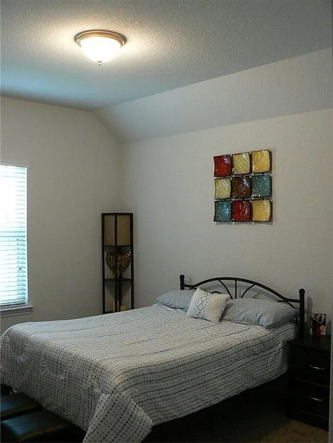 Building Photo - Coming Soon 4BR/2.5BA w/ Fenced Yard + Assigned Parking in Round Rock, TX