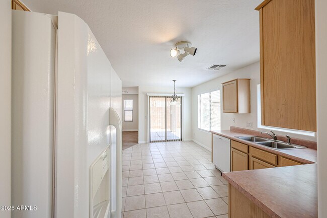 Building Photo - 7315 W Fleetwood Ln
