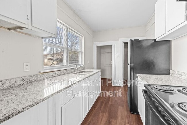 Building Photo - 603 12th Ave